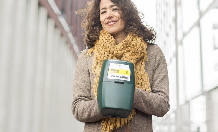 vrouw met collectebus van Amnesty