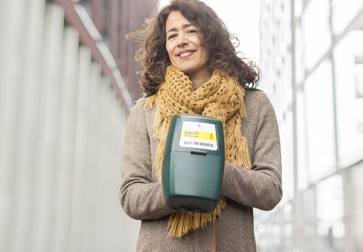 vrouw met collectebus van Amnesty